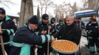 TAHMAZOĞLU’NDAN KARLA MÜCADELE EKİPLERİNE BAKLAVA İKRAMI